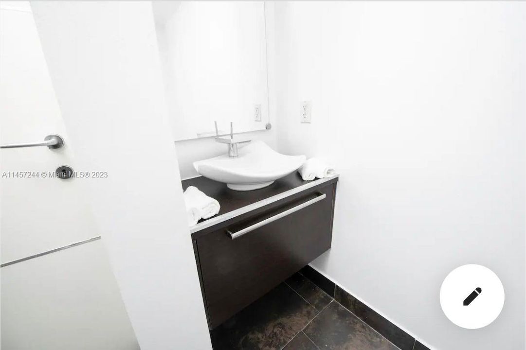 For Sale: $248,000 (1 beds, 1 baths, 425 Square Feet)