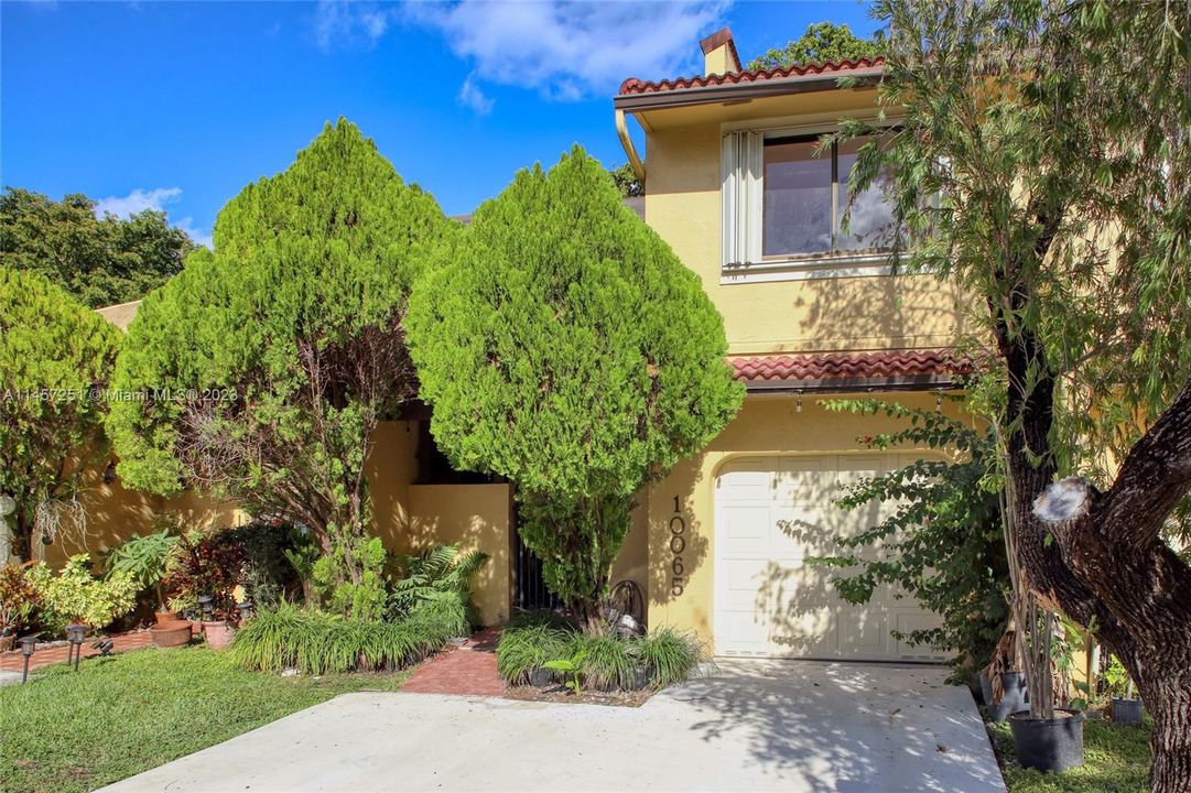 Recently Rented: $4,400 (3 beds, 2 baths, 1712 Square Feet)