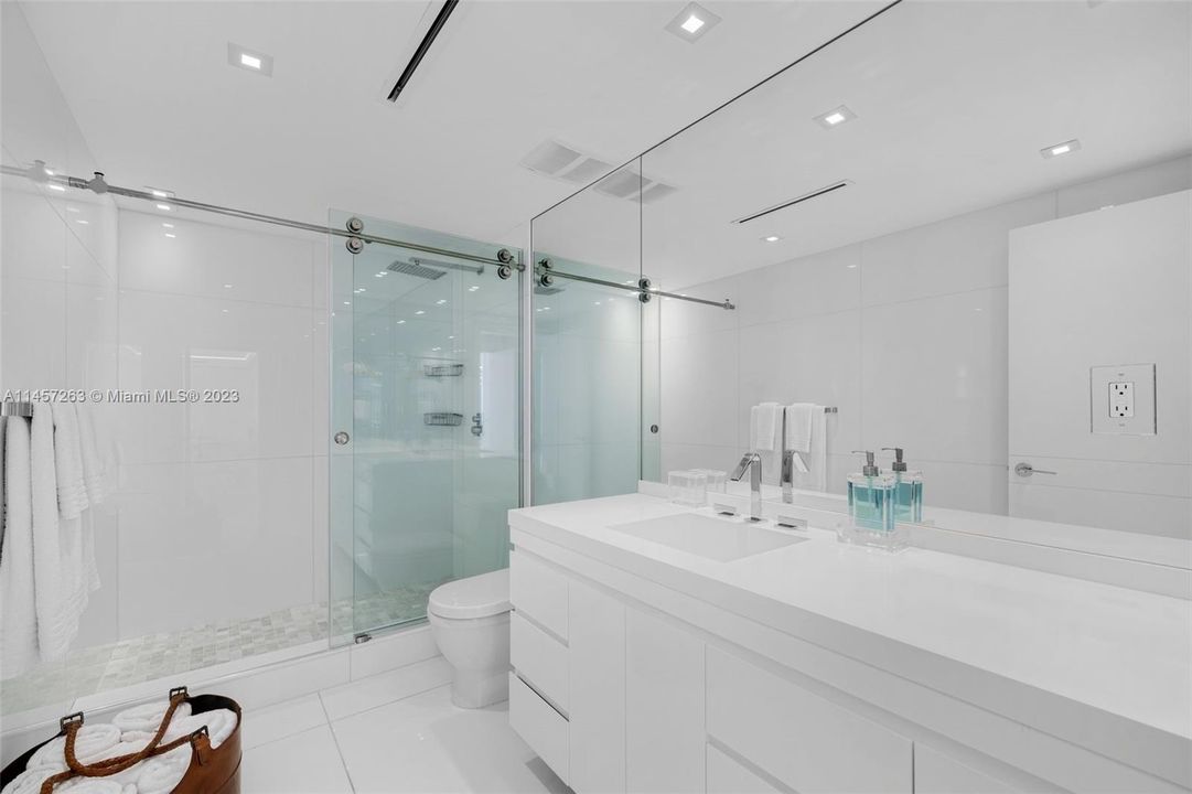 Vendido Recientemente: $2,580,000 (3 camas, 3 baños, 2540 Pies cuadrados)