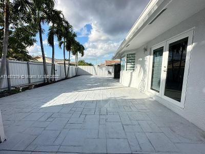 Recently Rented: $4,500 (3 beds, 2 baths, 1652 Square Feet)