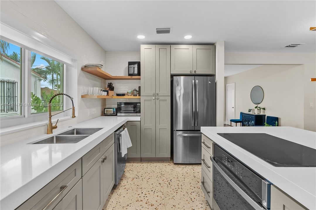 Недавно продано: $749,000 (3 спален, 2 ванн, 1404 Квадратных фут)