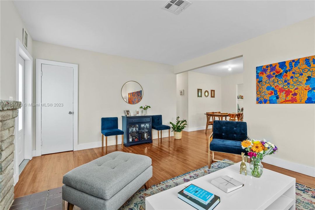 Недавно продано: $749,000 (3 спален, 2 ванн, 1404 Квадратных фут)