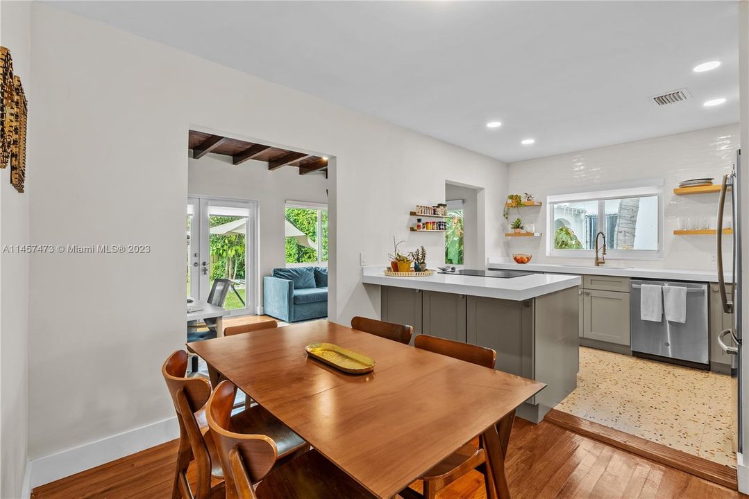 Недавно продано: $749,000 (3 спален, 2 ванн, 1404 Квадратных фут)