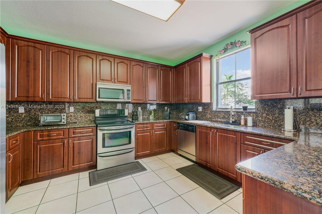 Недавно продано: $750,000 (4 спален, 4 ванн, 2650 Квадратных фут)