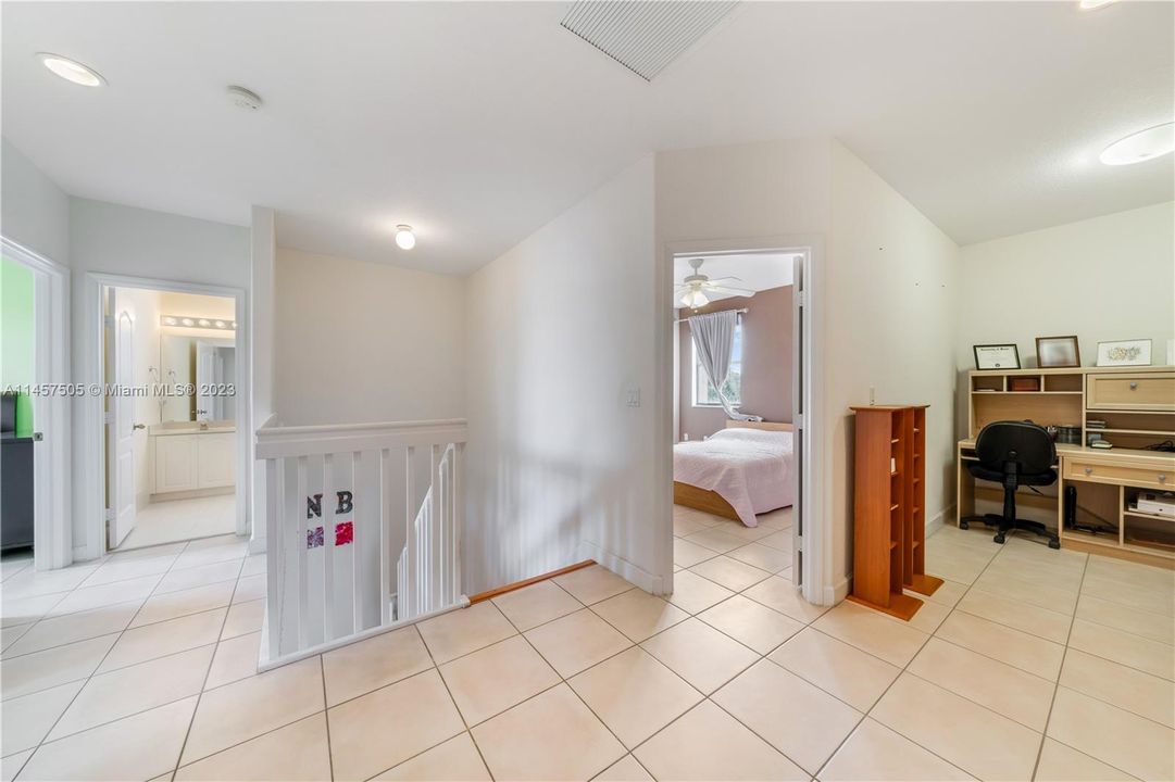 Недавно продано: $750,000 (4 спален, 4 ванн, 2650 Квадратных фут)