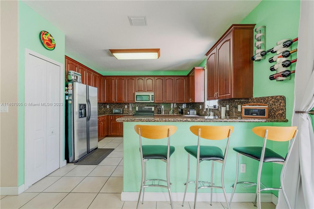 Недавно продано: $750,000 (4 спален, 4 ванн, 2650 Квадратных фут)