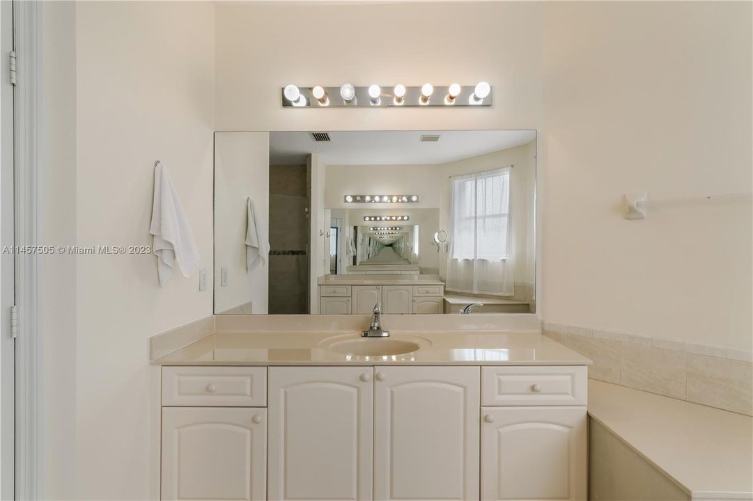 Недавно продано: $750,000 (4 спален, 4 ванн, 2650 Квадратных фут)