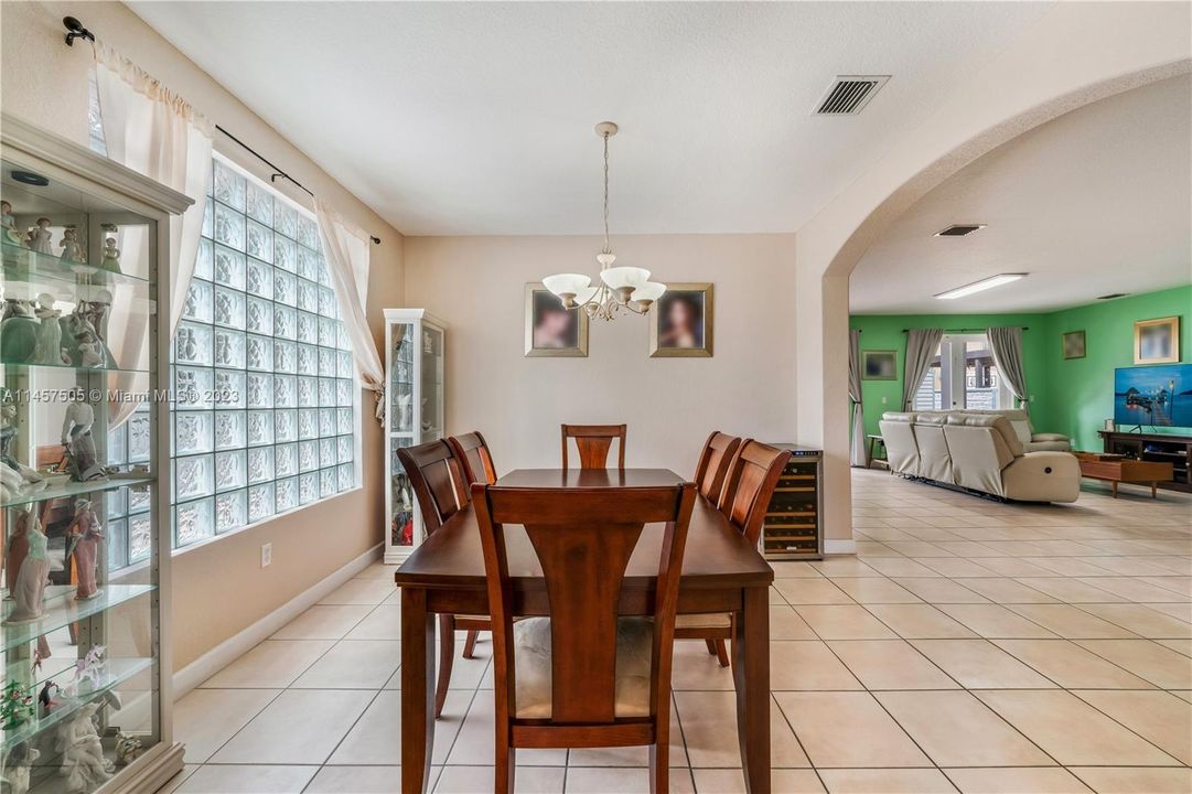 Недавно продано: $750,000 (4 спален, 4 ванн, 2650 Квадратных фут)