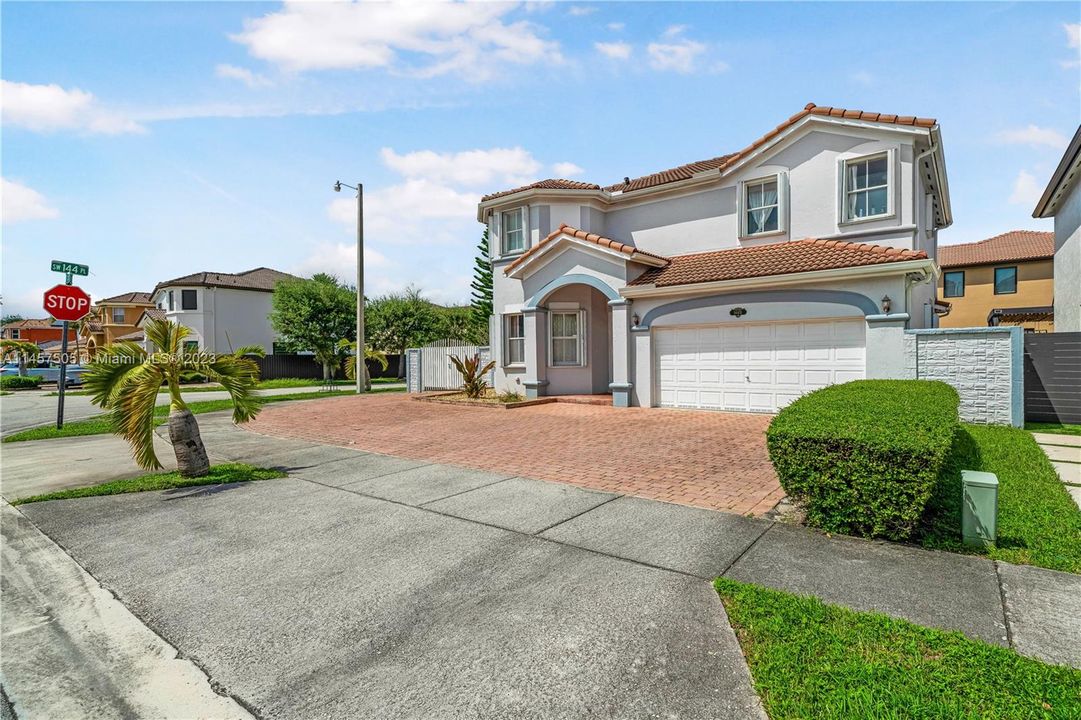 Недавно продано: $750,000 (4 спален, 4 ванн, 2650 Квадратных фут)