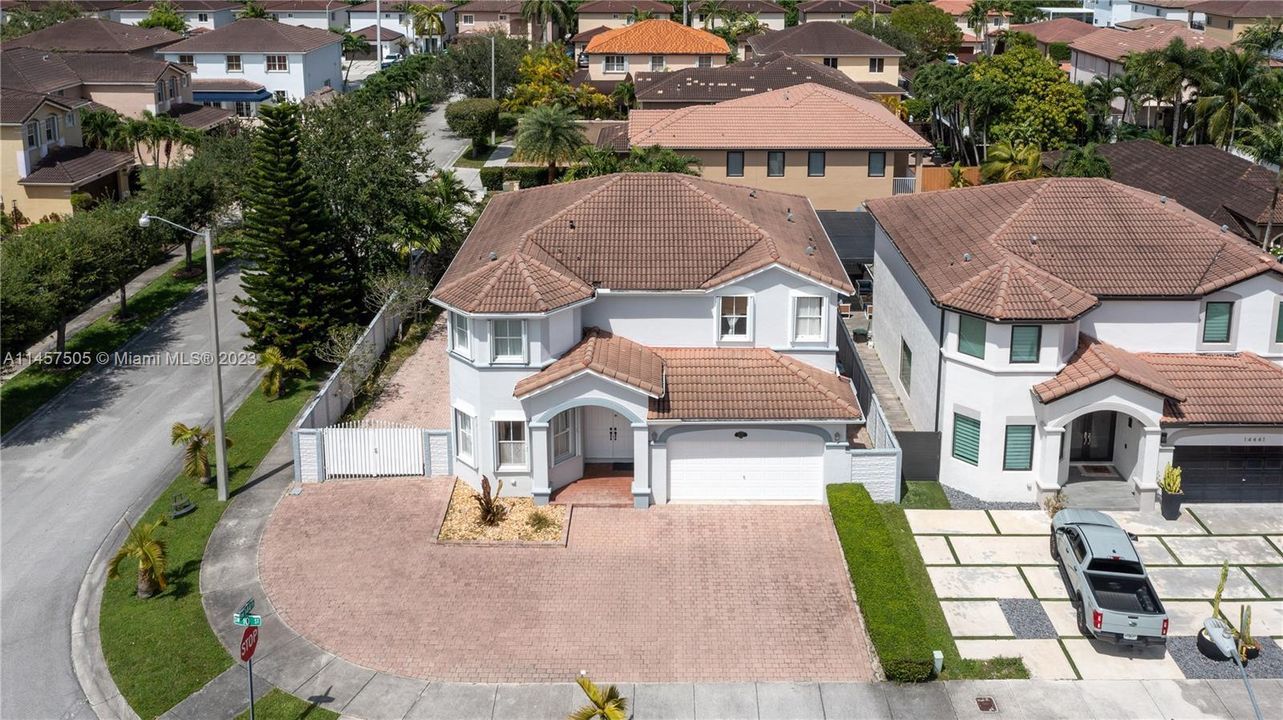 Недавно продано: $750,000 (4 спален, 4 ванн, 2650 Квадратных фут)