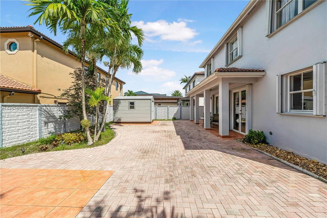 Недавно продано: $750,000 (4 спален, 4 ванн, 2650 Квадратных фут)