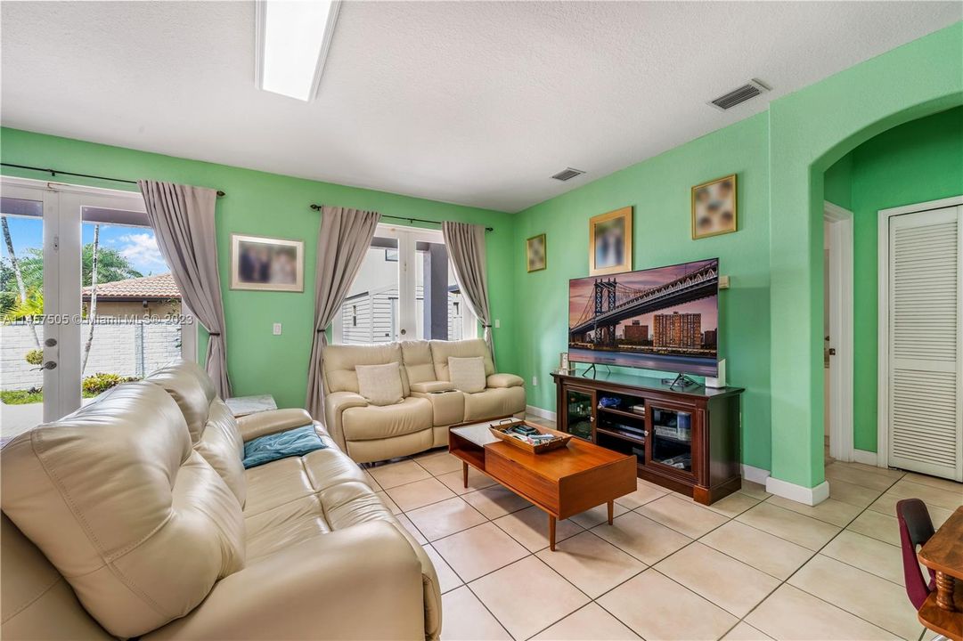 Недавно продано: $750,000 (4 спален, 4 ванн, 2650 Квадратных фут)