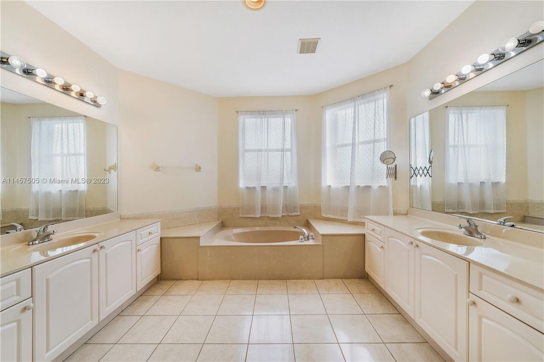 Недавно продано: $750,000 (4 спален, 4 ванн, 2650 Квадратных фут)