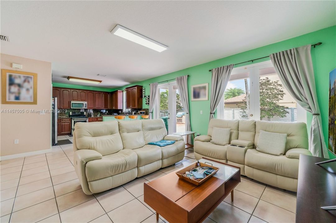 Недавно продано: $750,000 (4 спален, 4 ванн, 2650 Квадратных фут)