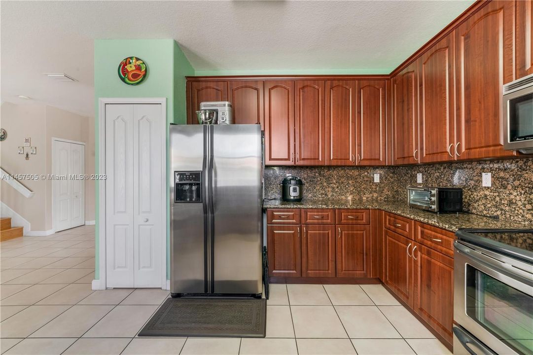 Недавно продано: $750,000 (4 спален, 4 ванн, 2650 Квадратных фут)