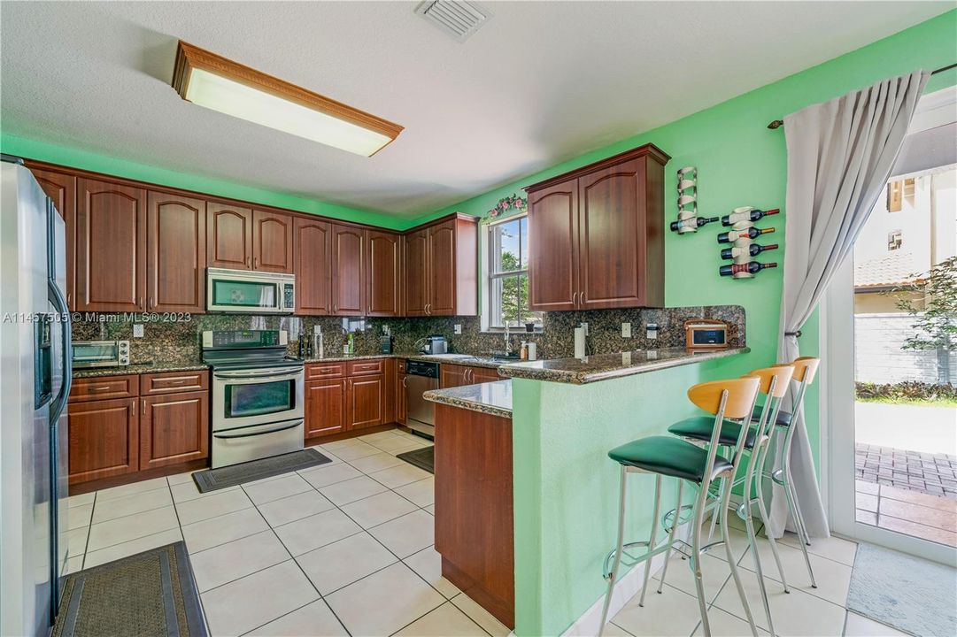 Недавно продано: $750,000 (4 спален, 4 ванн, 2650 Квадратных фут)