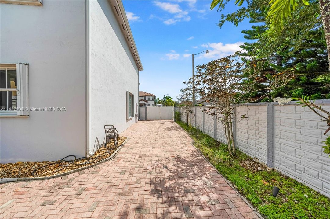 Недавно продано: $750,000 (4 спален, 4 ванн, 2650 Квадратных фут)