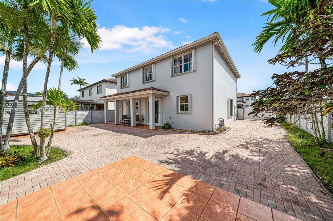 Недавно продано: $750,000 (4 спален, 4 ванн, 2650 Квадратных фут)