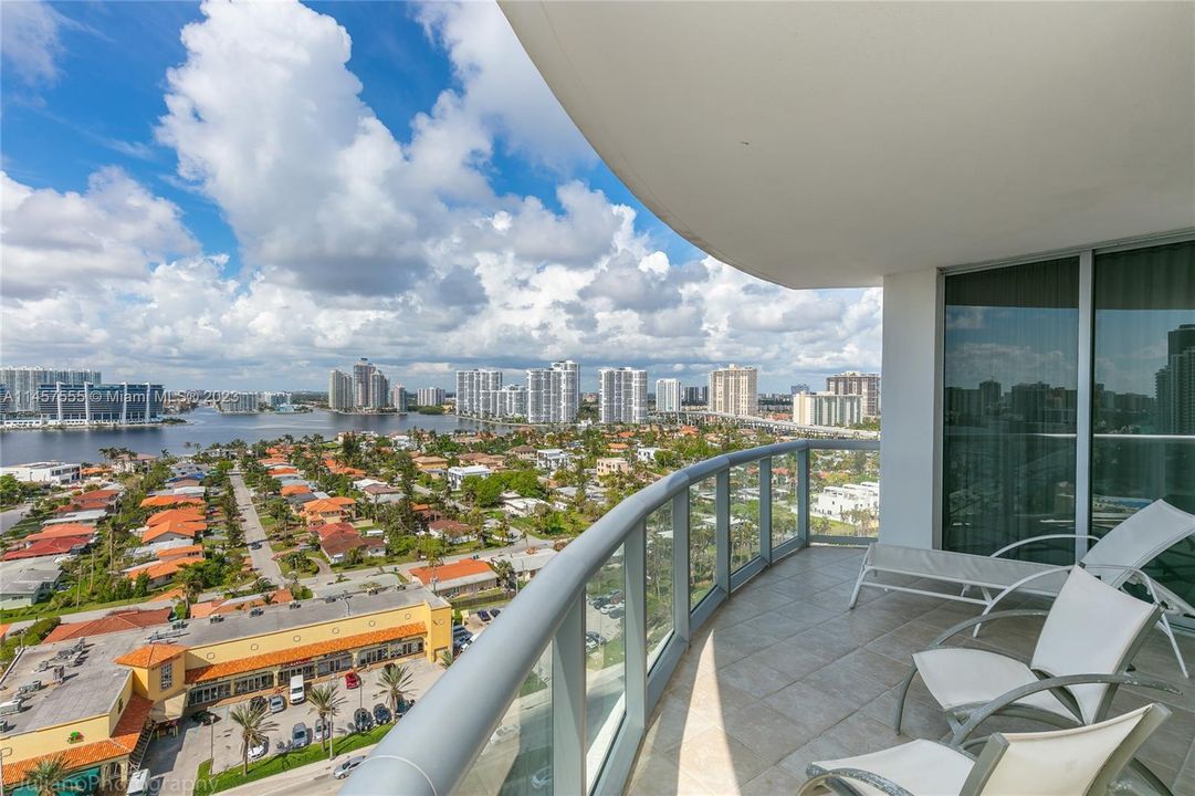 Recently Sold: $1,099,000 (2 beds, 3 baths, 1497 Square Feet)