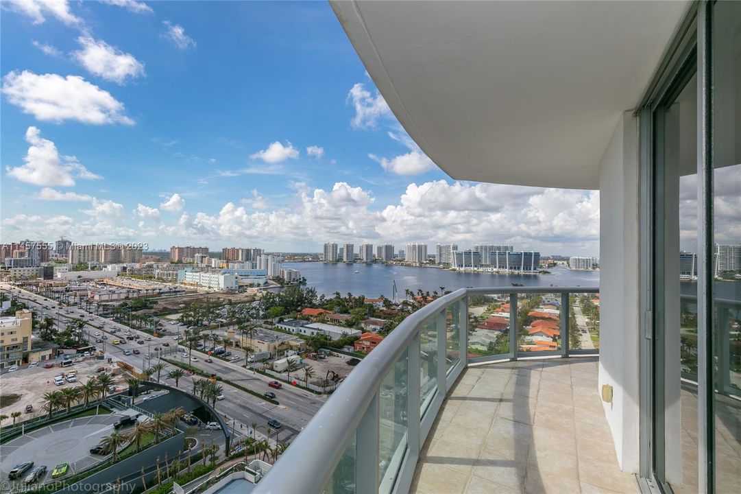 Recently Sold: $1,099,000 (2 beds, 3 baths, 1497 Square Feet)