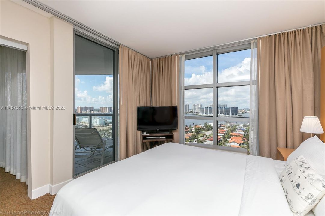 Recently Sold: $1,099,000 (2 beds, 3 baths, 1497 Square Feet)