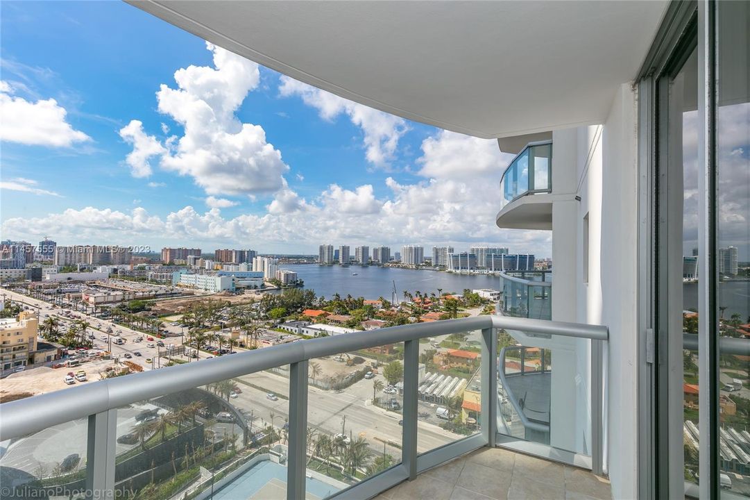 Recently Sold: $1,099,000 (2 beds, 3 baths, 1497 Square Feet)