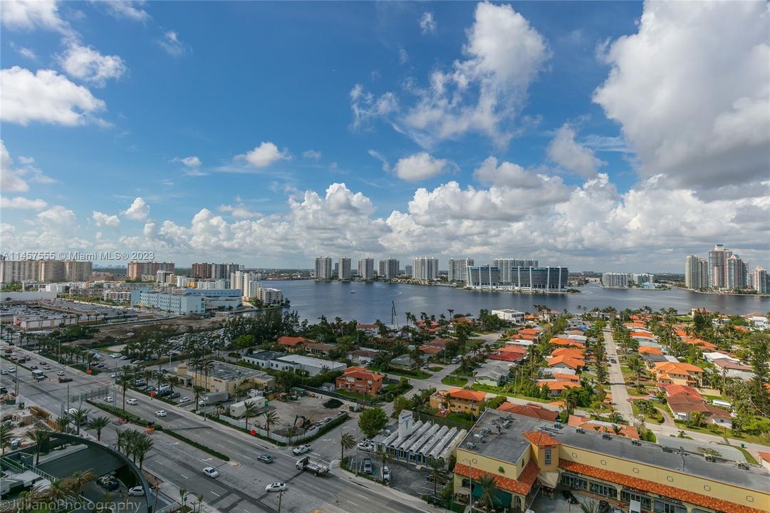 Recently Sold: $1,099,000 (2 beds, 3 baths, 1497 Square Feet)
