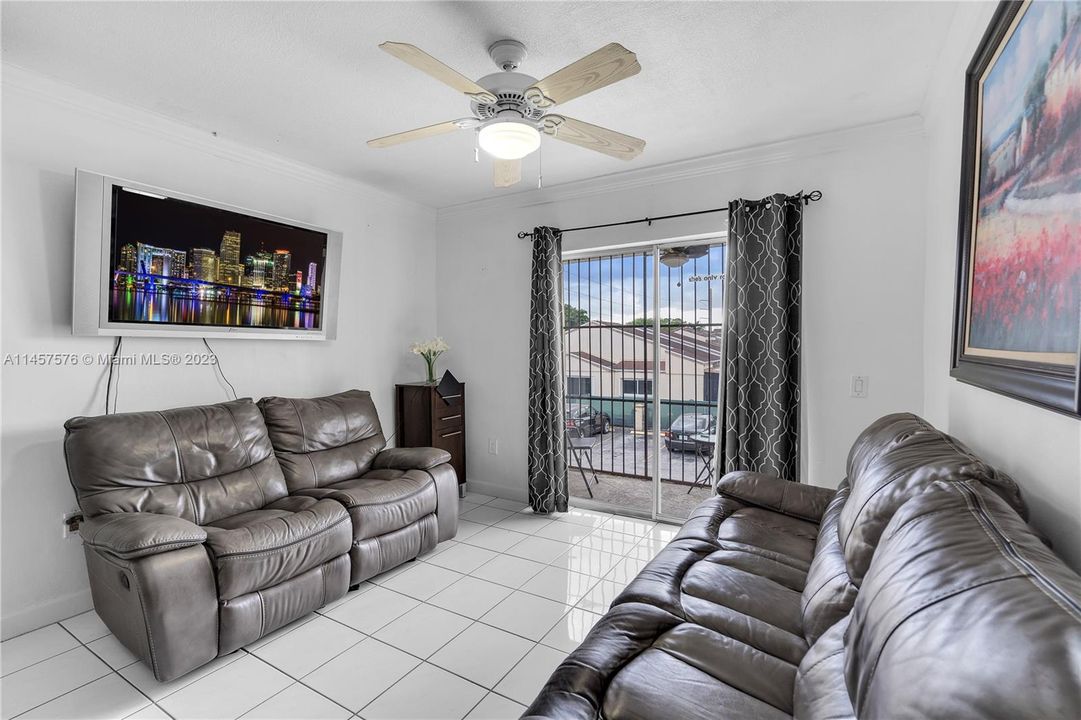 Recently Sold: $278,000 (2 beds, 1 baths, 868 Square Feet)