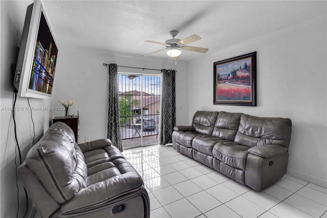 Recently Sold: $278,000 (2 beds, 1 baths, 868 Square Feet)