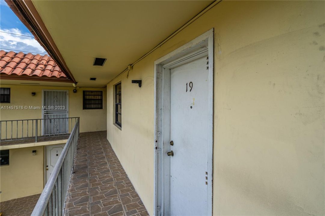 Recently Sold: $278,000 (2 beds, 1 baths, 868 Square Feet)