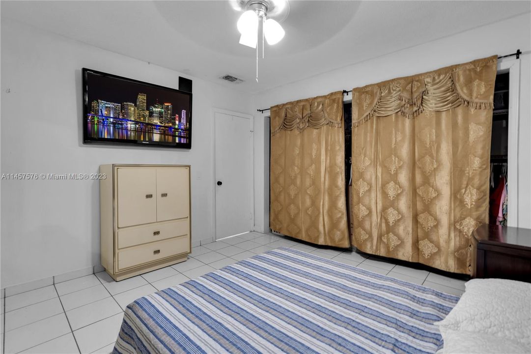 Recently Sold: $278,000 (2 beds, 1 baths, 868 Square Feet)