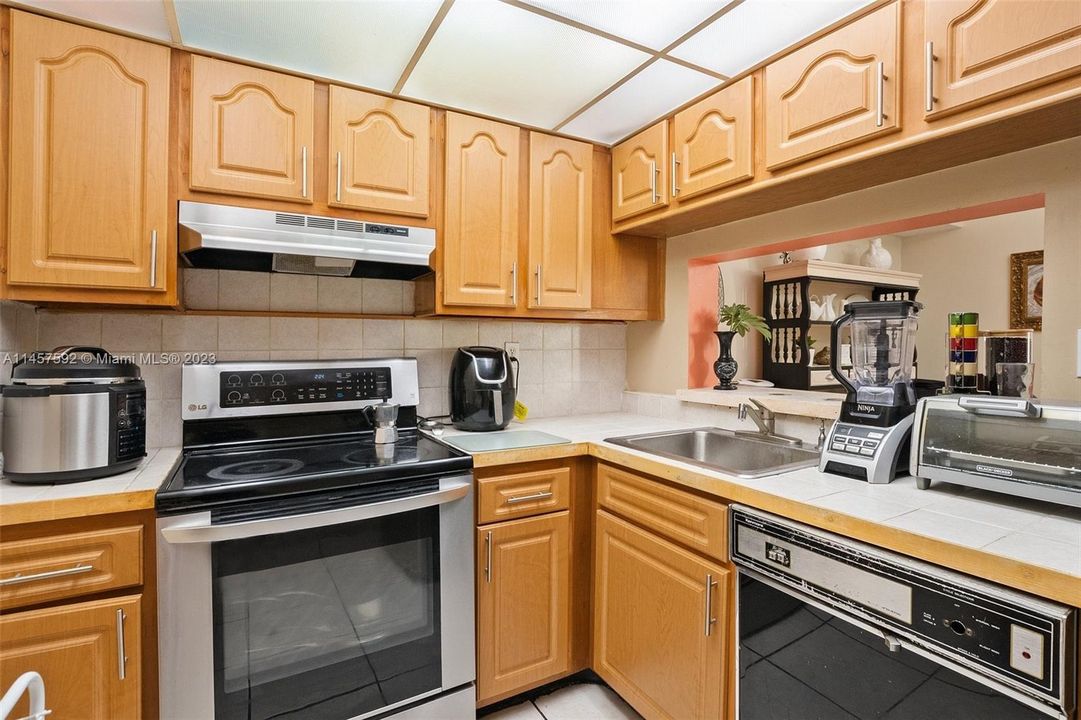 Недавно продано: $269,000 (2 спален, 2 ванн, 898 Квадратных фут)