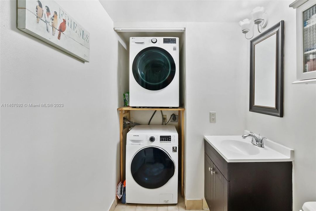 Недавно продано: $269,000 (2 спален, 2 ванн, 898 Квадратных фут)