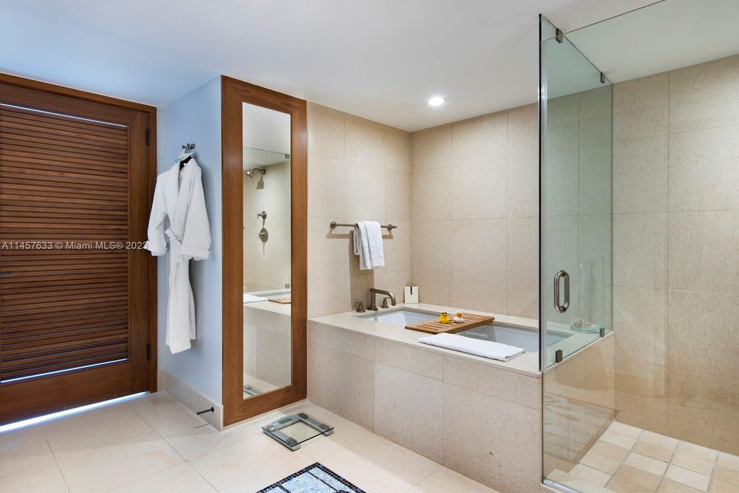 最近售出: $1,900,000 (2 贝兹, 2 浴室, 1181 平方英尺)