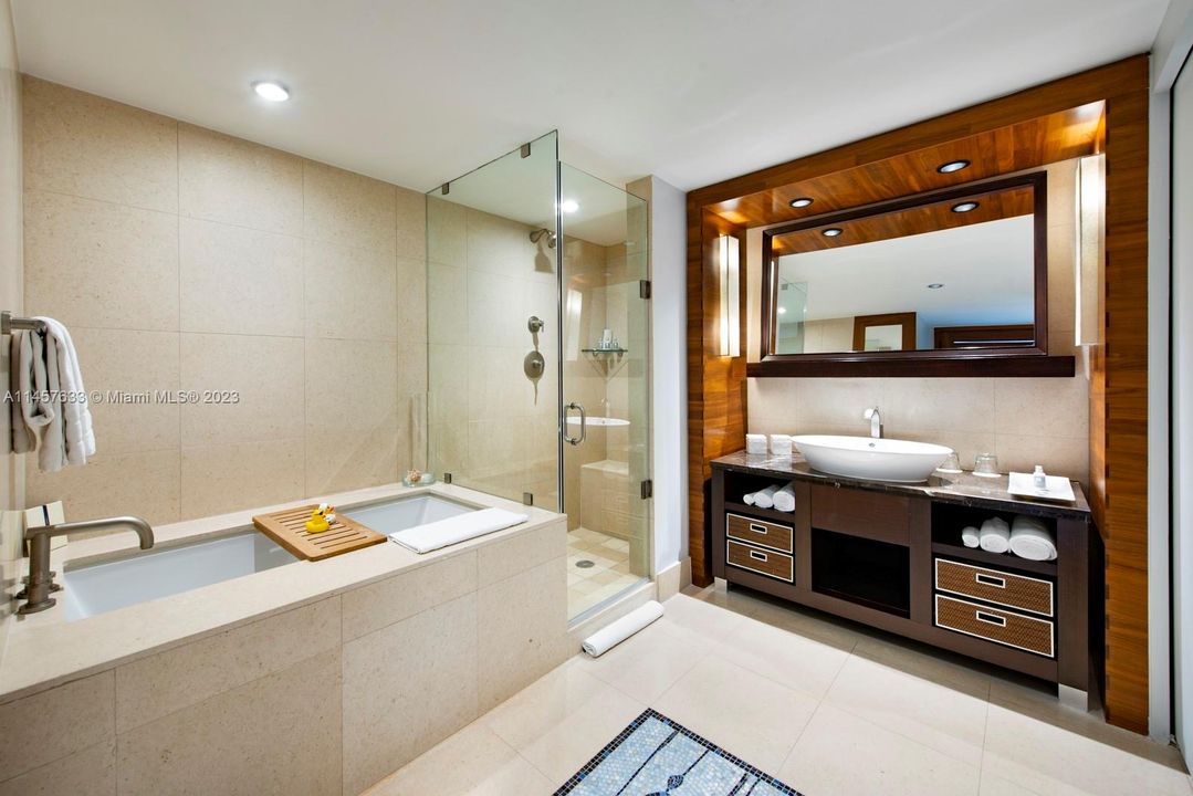 最近售出: $1,900,000 (2 贝兹, 2 浴室, 1181 平方英尺)