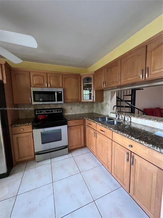 Недавно продано: $349,000 (3 спален, 2 ванн, 1102 Квадратных фут)