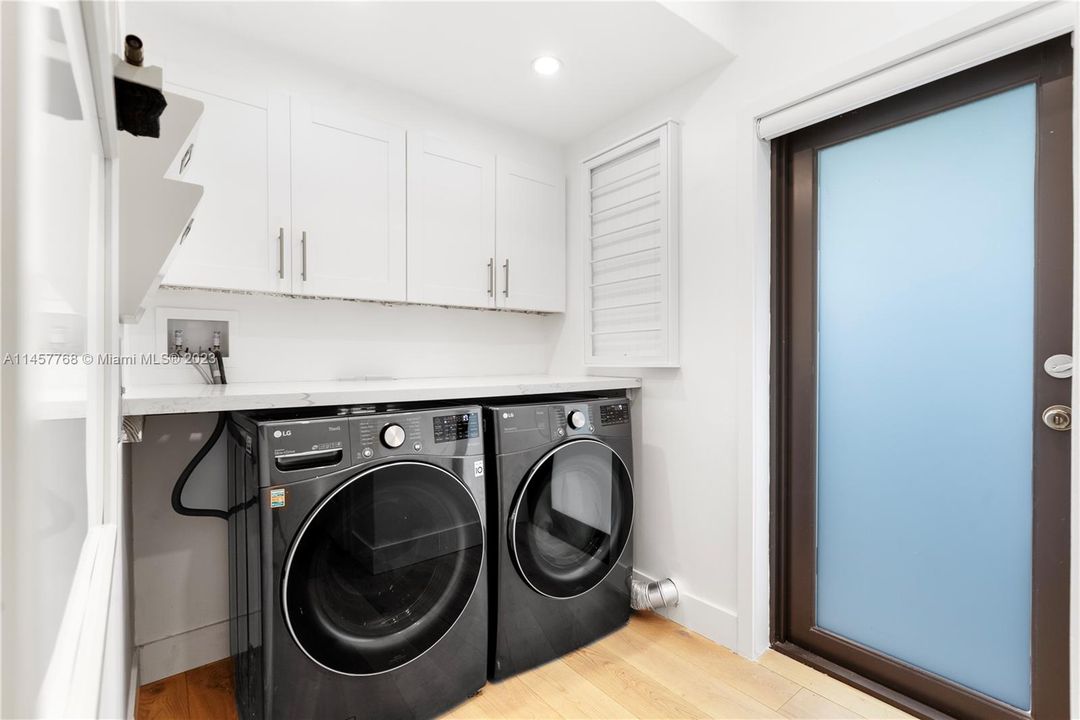 Recently Sold: $2,498,000 (4 beds, 4 baths, 2477 Square Feet)