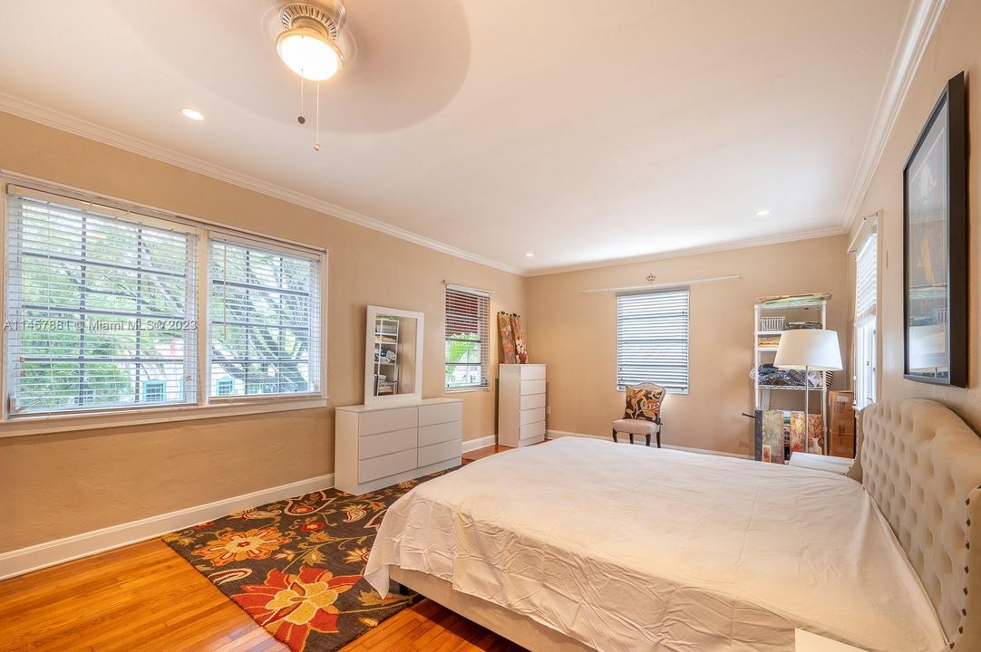 Recently Rented: $7,000 (3 beds, 2 baths, 2300 Square Feet)