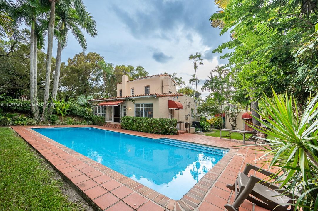 Recently Rented: $7,000 (3 beds, 2 baths, 2300 Square Feet)