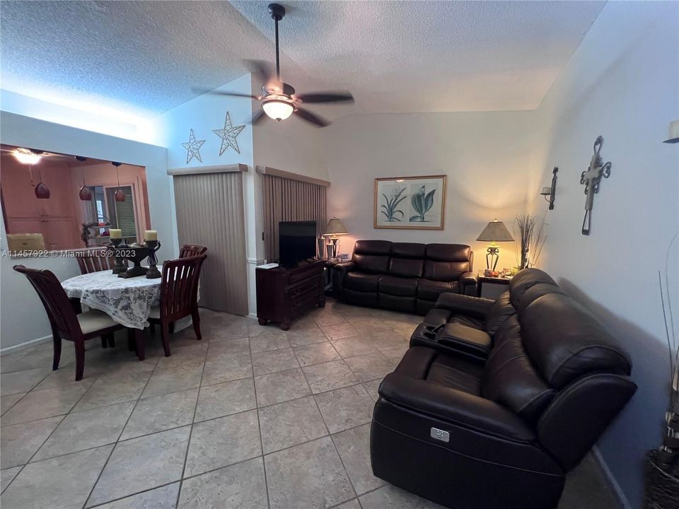 Recently Sold: $339,900 (2 beds, 2 baths, 1183 Square Feet)