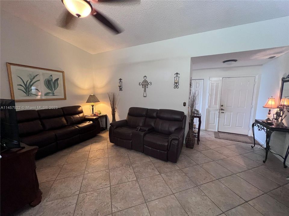 Recently Sold: $339,900 (2 beds, 2 baths, 1183 Square Feet)