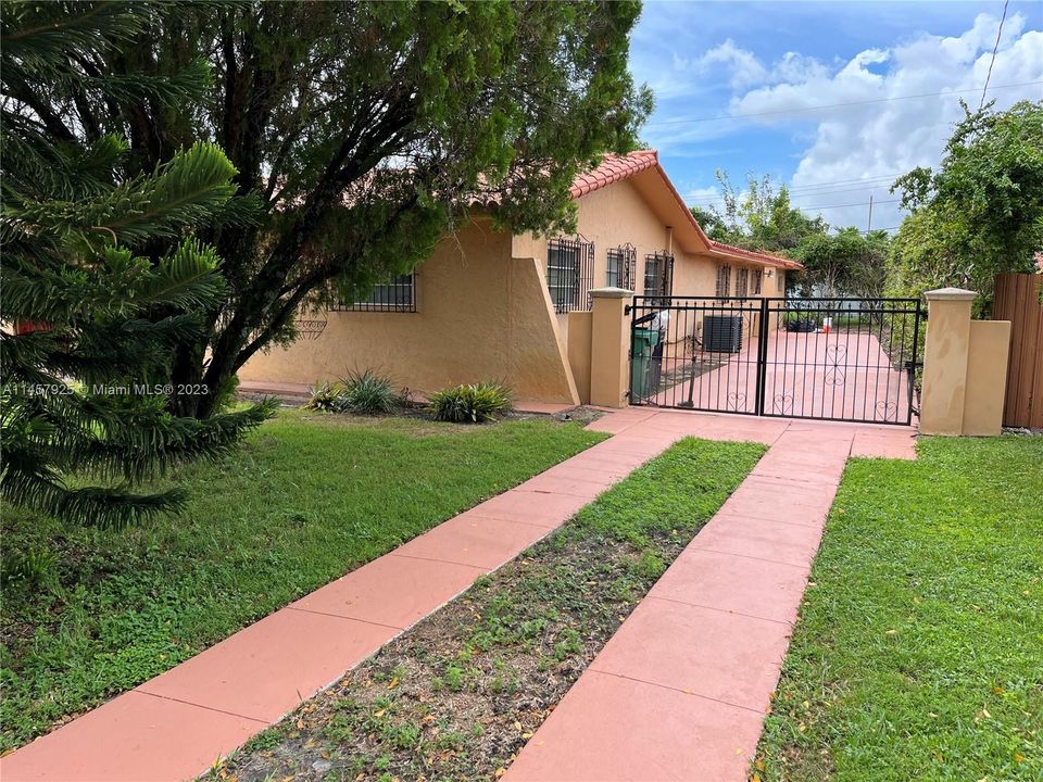 Recently Sold: $895,500 (5 beds, 5 baths, 3170 Square Feet)