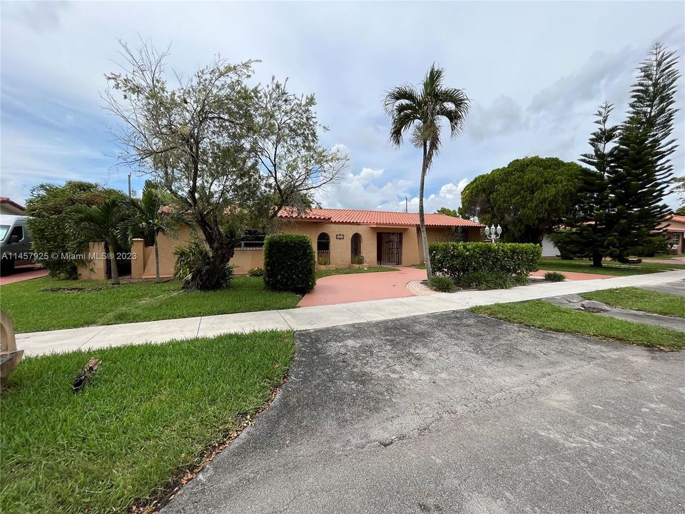 Recently Sold: $895,500 (5 beds, 5 baths, 3170 Square Feet)