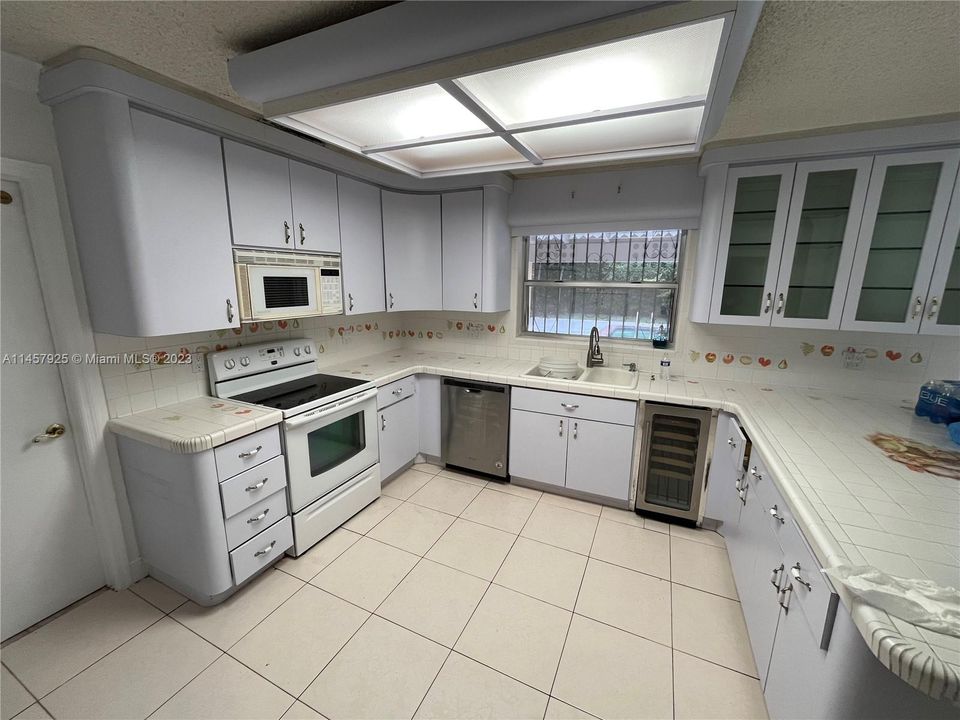 Recently Sold: $895,500 (5 beds, 5 baths, 3170 Square Feet)