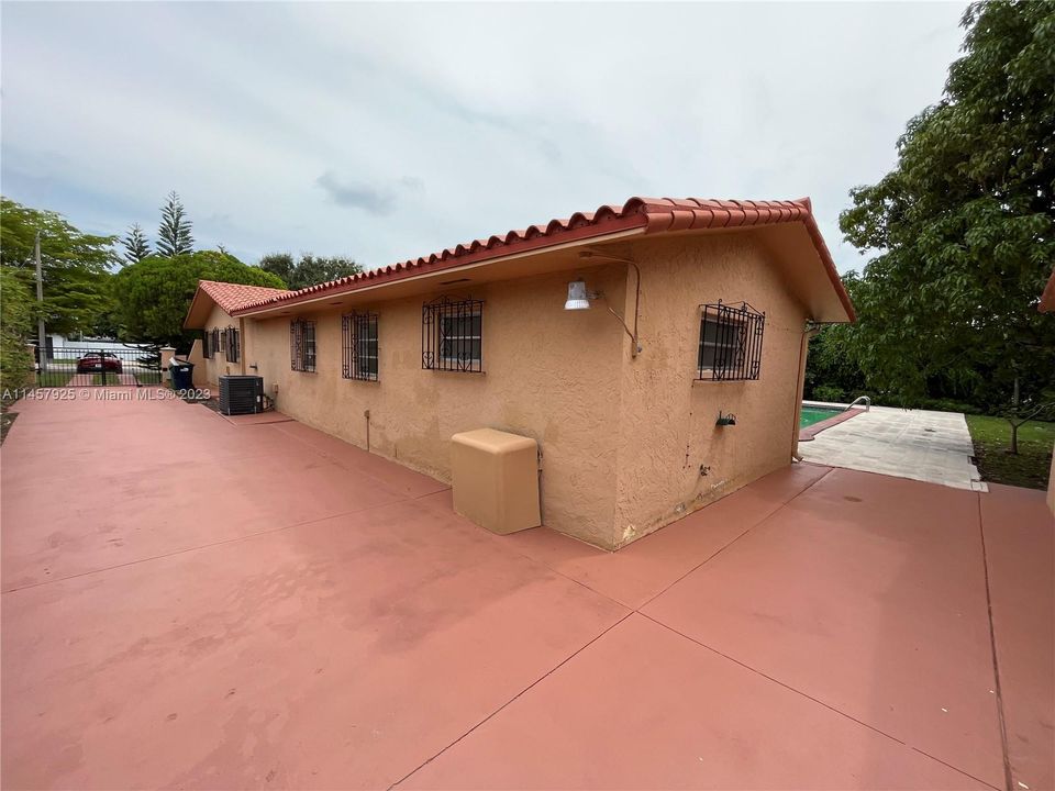 Recently Sold: $895,500 (5 beds, 5 baths, 3170 Square Feet)