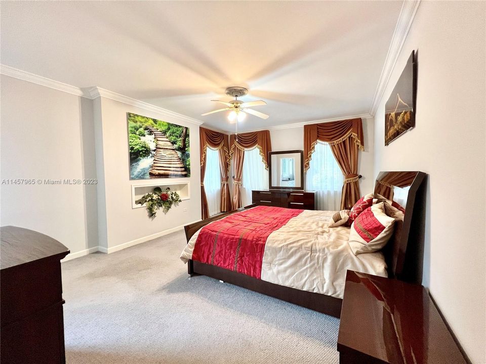 Vendido Recientemente: $1,450,000 (3 camas, 3 baños, 2801 Pies cuadrados)