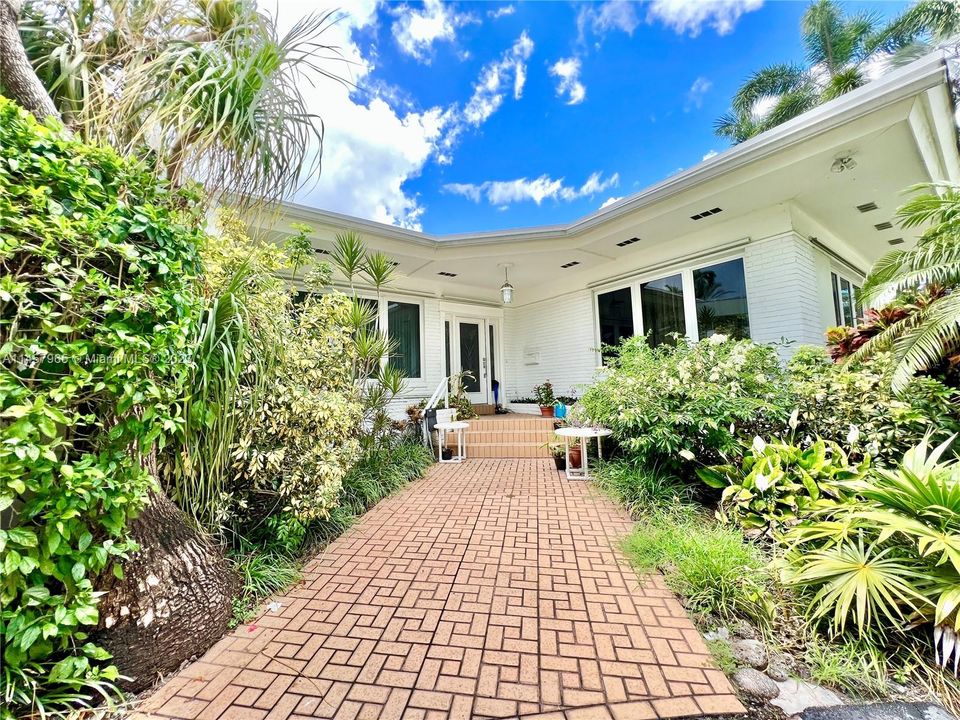 Vendido Recientemente: $1,450,000 (3 camas, 3 baños, 2801 Pies cuadrados)