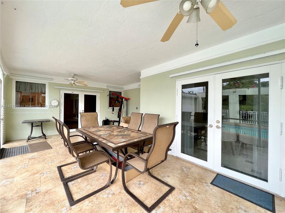 Vendido Recientemente: $1,450,000 (3 camas, 3 baños, 2801 Pies cuadrados)