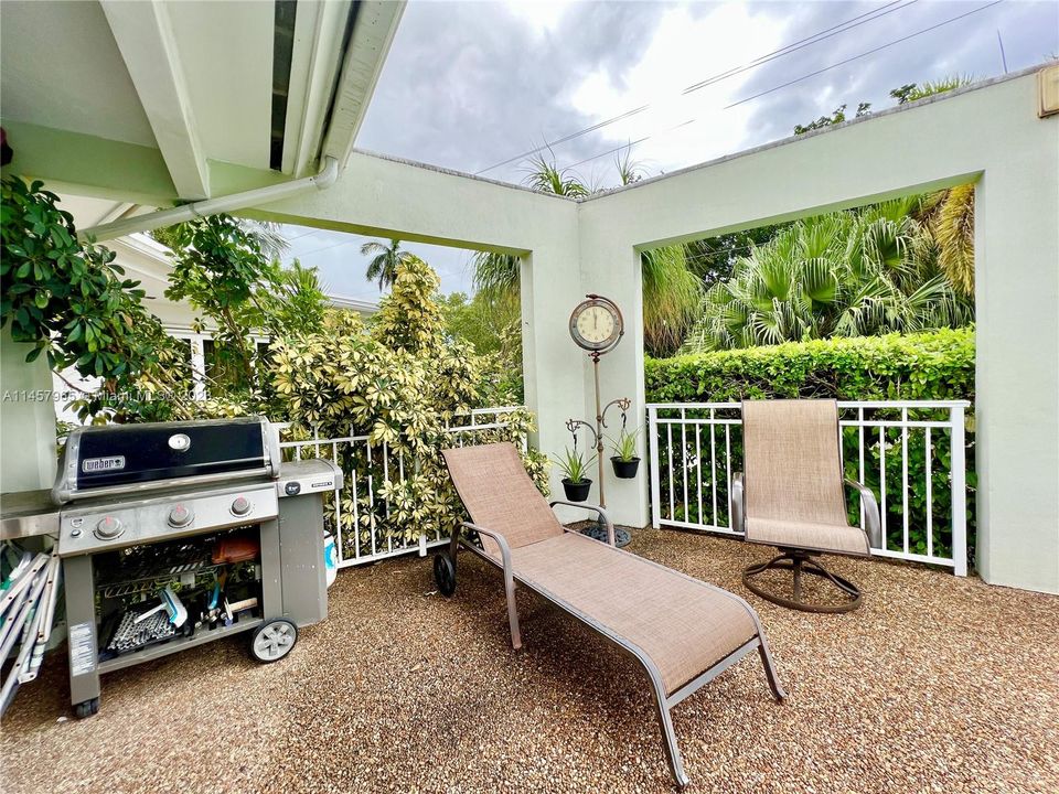 Vendido Recientemente: $1,450,000 (3 camas, 3 baños, 2801 Pies cuadrados)