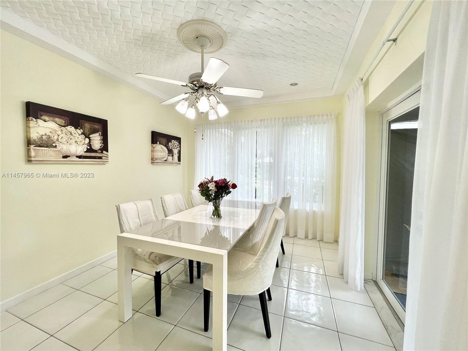 Vendido Recientemente: $1,450,000 (3 camas, 3 baños, 2801 Pies cuadrados)